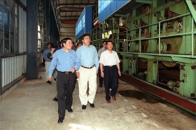 2000年9月19日，时任浙江省委书记张德江一行视察公司