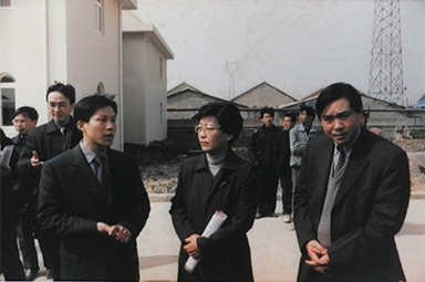 2001年2月20日，时任国家环保局副局长汪纪戎一行视察公司