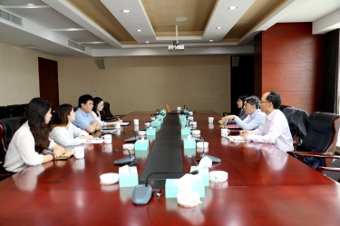 平湖市关工委主任邱其良莅临优游UB8纸业调研下一代工作